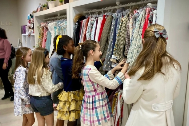 interior de tienda de ropa infantil en Alicante