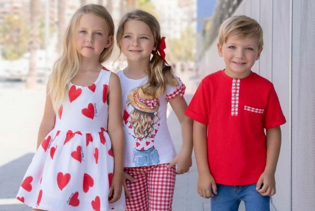 colección de ropa infantil en tienda de Alicante